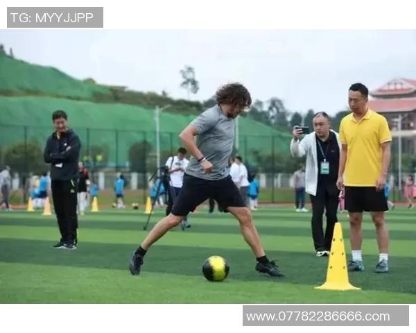 足球明星与小孩的温馨互动瞬间展现梦想与希望的交汇 足球明星与小孩的温馨互动瞬间展现梦想与希望的交汇